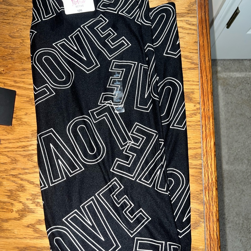 Love leggings, NWT